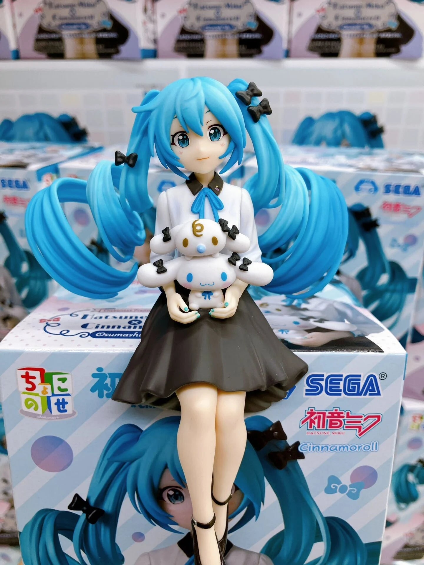 Vocaloid Hatsune Miku x Cinnamoroll Osumashi Ver. Figure by SEGA